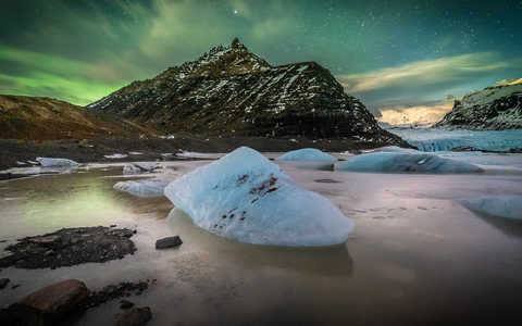 Jokulsarlon en Islande sous les aurores boréales
