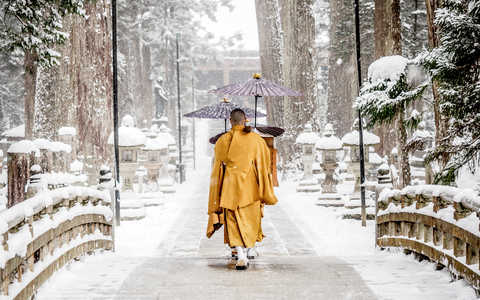 Moines à Koyasan sous la neige en hiver au Japon