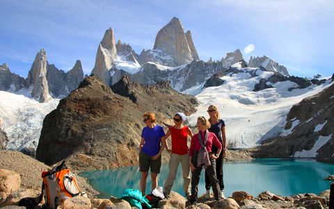 Randonneurs devant les majestueuses montagnes du Fitz Roy en Patagonie