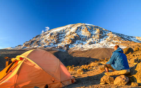 Tente de Bivouac avec vue sur le Kilimandjaro en fin de journée, en Tanzanie