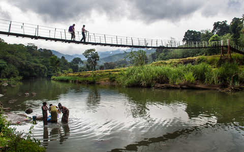 Traversée d'un pont suspendu au Sri Lanka au dessus de femmes qui se lavent