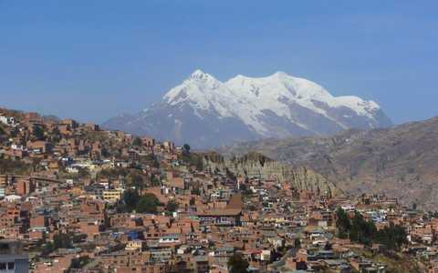 Ville de La Paz devant la haute montagne