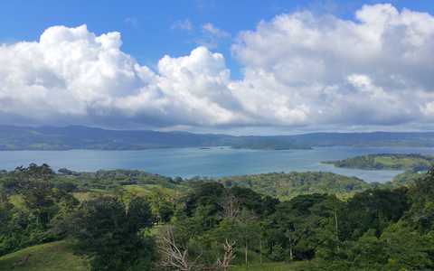 Vue sur le lac Arenal au Costa Rica