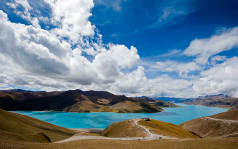 Vue sur le lac Yamdrok au Tibet