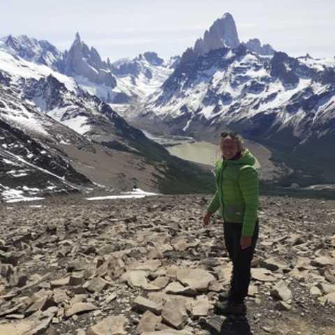 Orianne-notre-guide-devant-les-montagnes-de-patagonie-altai-travel