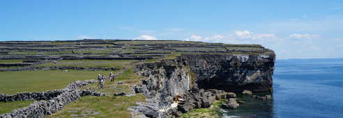 Randonnée en Irlande, falaises sur l'île d'Aran