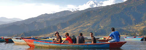Touristes sur le lac Phewa, à Pokhara