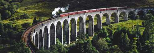 Train passant sur le viaduc  de Glenfinnan en Ecosse