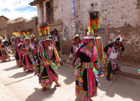 Défilé de danse dans un village de la vallée sacrée