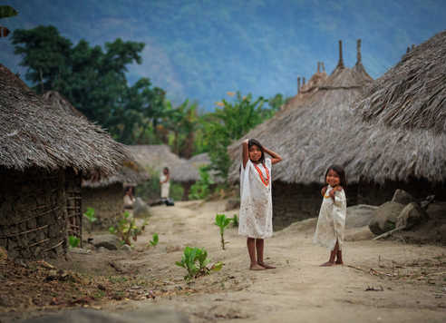 Enfants au village Kogi dans la Sierra Nevada