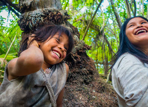 Enfants de la tribu Kogi dans la région Santa Marta en Colombie
