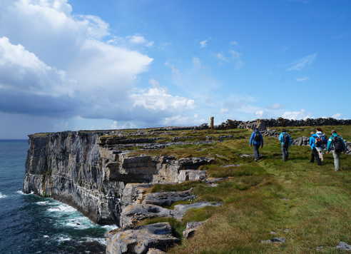 Groupe de randonneurs, Inishmore, archipel des Aran