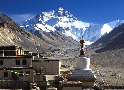 Le monastère de Rongbuk et la face nord de l'Everest au Tibet