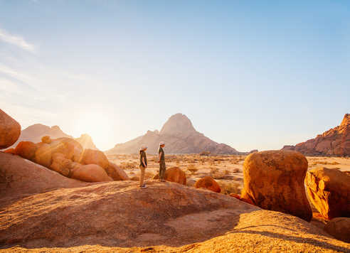 Marcheurs à Spitzkoppe en Namibie