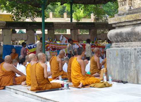 Moines priant à Bodhgaya
