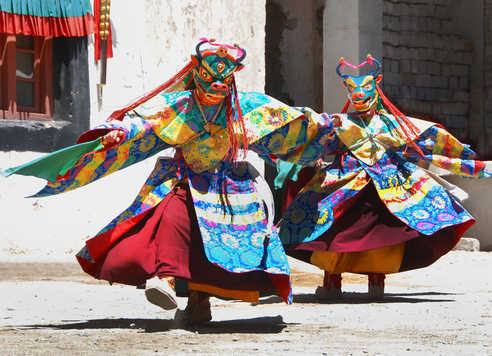 Personnes costumées au festival de Stok au Ladakh en Inde Himalayenne