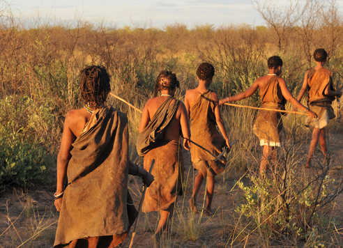 Peuple marchant dans la nature namibienne