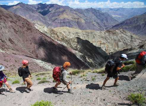 Randonneurs dans la vallée de la Sumda au Ladakh en Inde Himalayenne