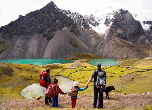 Randonneurs et enfants péruviens devant l'Ausangate