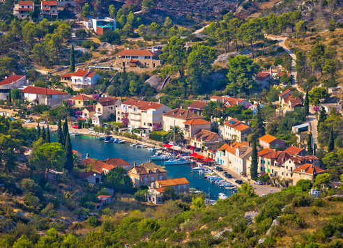 village en vue aérienne de l'ile de Brac en Croatie