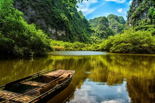 Bateau sur la rivière de Trang An au Vietnam