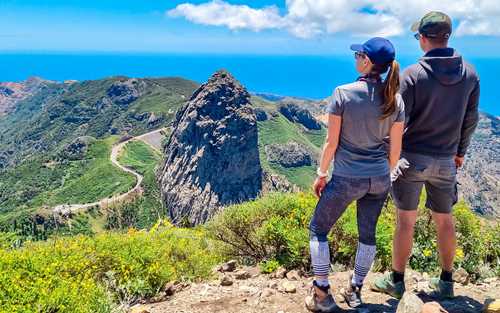 Couple de randonneurs face au Roque d'Agando, sur l'île de la Gomera