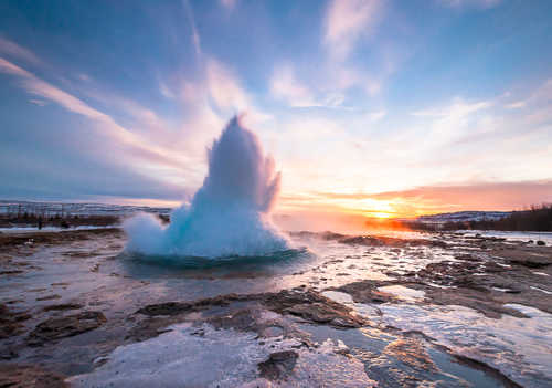 Explosion du geyser Strokkur sur le cercle d'or en Islande