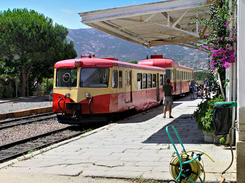 Gare de Calvi lors de la traversée de la Corse en train