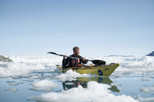 Kayak de mer entre les icebergs au Groenland