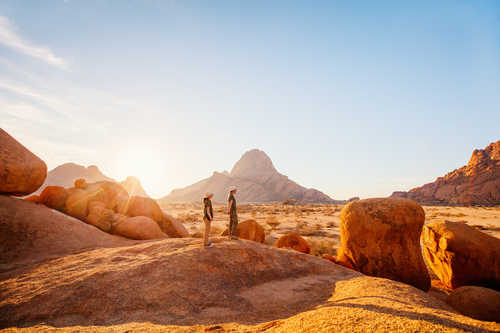 Marcheurs à Spitzkoppe en Namibie