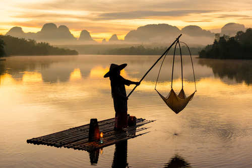 pêcheur qui pêche a Nong Talay en Thaïlande