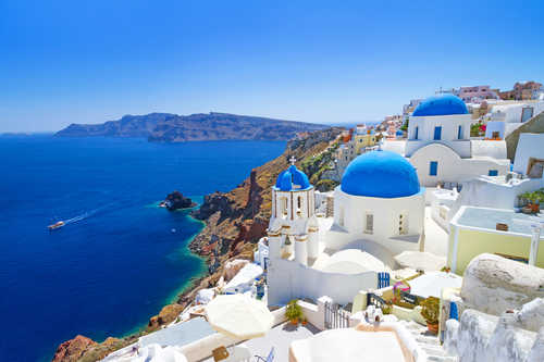 photo avec vue sur la mer et les maisons typiques blanches et bleus de santorin