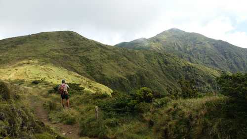 Randonneur face aux montagnes des Açores