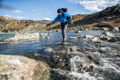 Randonneur sur le trek de la Kungsleden en Scandinavie, laponie suédoise