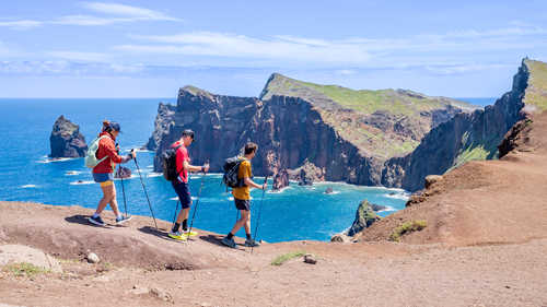 Randonneurs avec leur guide pendant une randonnée à Sao Lourenço à Madère