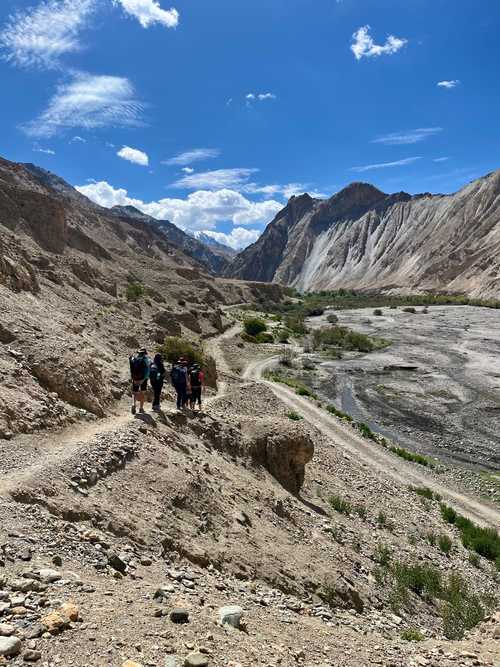 Randonneurs dans la vallée de la Markha dans l'Inde Himalayenne