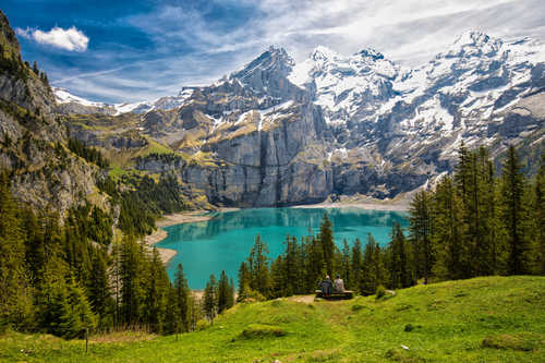 randonneurs devant le lac Oeschinnensee, Suisse