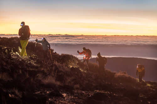 Randonneurs montant vers le Piton des Neiges à l'aube