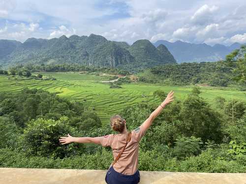 randonneuse devant le paysage de la vallée de Maïchau au Vietnam