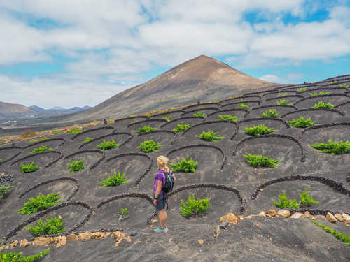 randonneuse en montagne à lanzarote