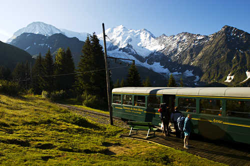Train nid d'aigle dans les Alpes