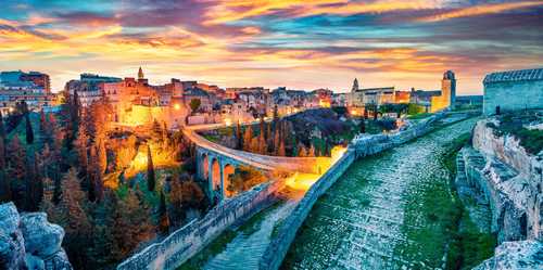 Village des Pouilles au coucher du soleil en Italie