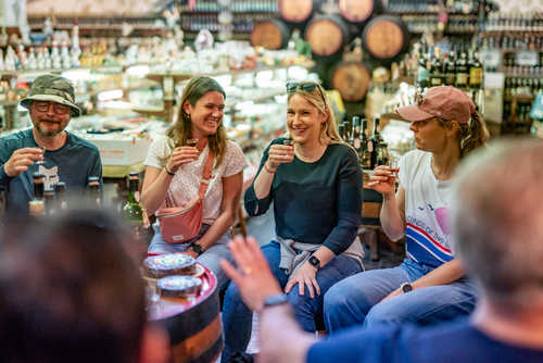 Voyageurs pendant une dégustation à Madère