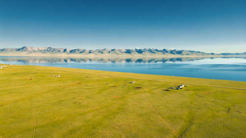 Vue aérienne de Song Kul, lac dans les montagnes du Tian Shan au Kirghizistan