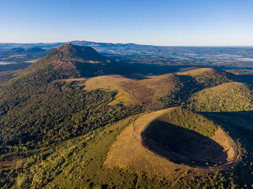 Vue aérienne du puy de pariou et du puy de dome