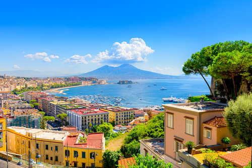 Vue sur le golf de Naples et le Vésuve en Italie