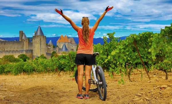 Arrivée en vélo sur la cité fortifiée de Carcassonne, Occitanie