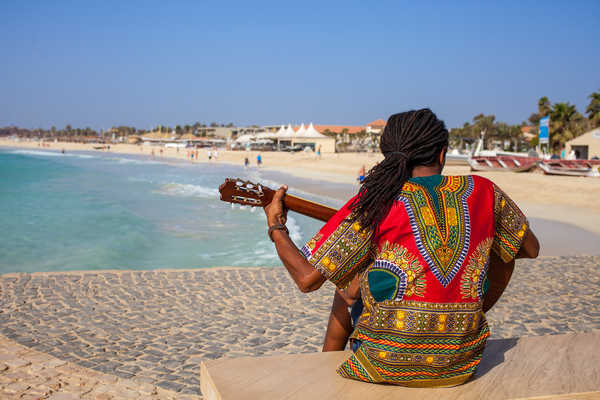 artiste local jouant de la guitare Cap Vert
