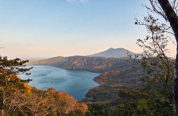 Belle vue sur la Laguna de Apoyo depuis le Mirador de Catarina et le volcan Mombacho, Nicaragua