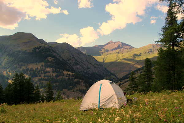 Campement situé dans le parc Queyras au coeur des Alpes du Sud